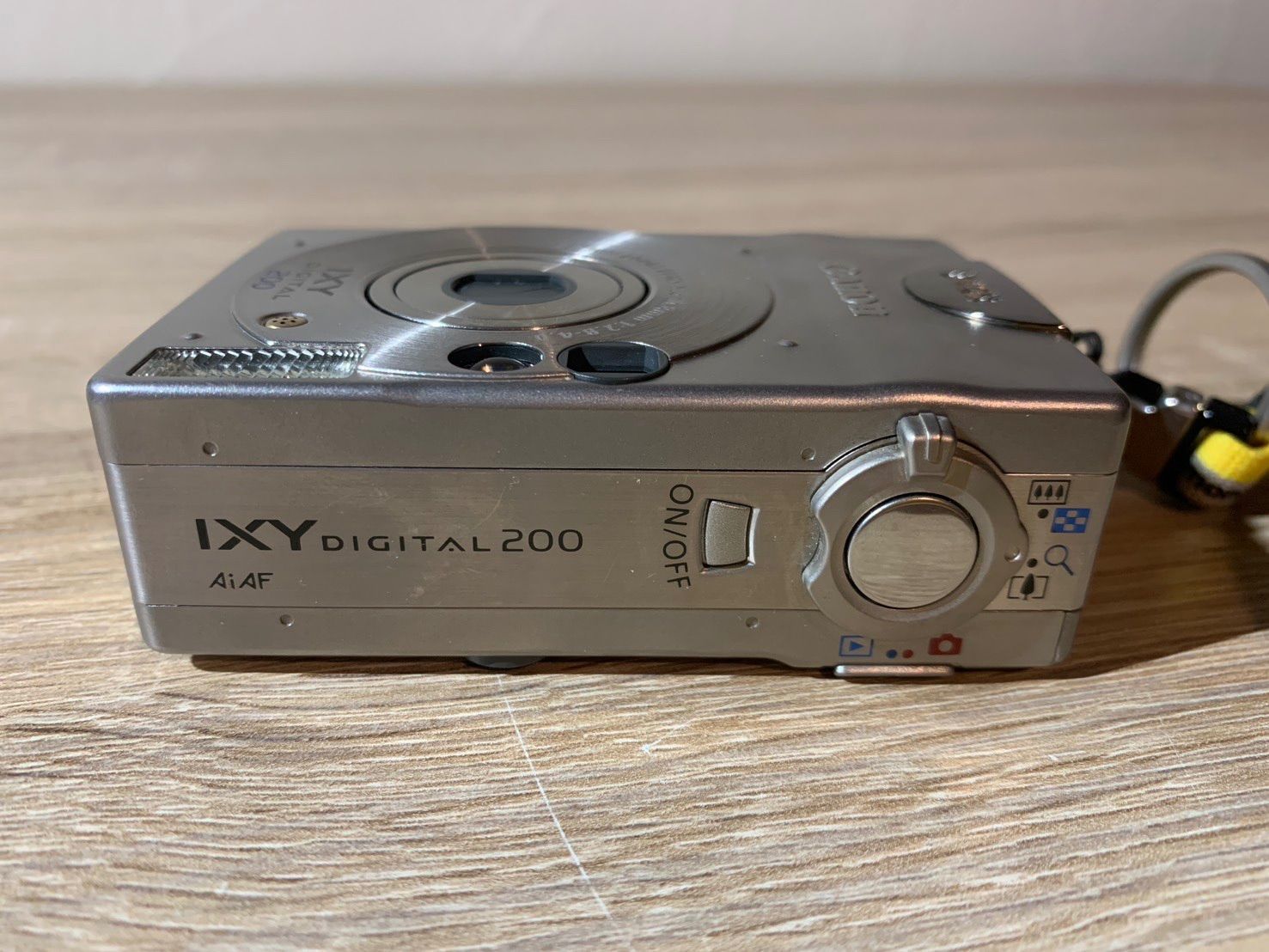 4565 Canon IXY 200 シルバー 美品 デジカメ CANON IXY 200 [シルバー