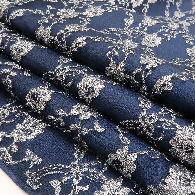 総レースがきらめく 上品な華やかさ