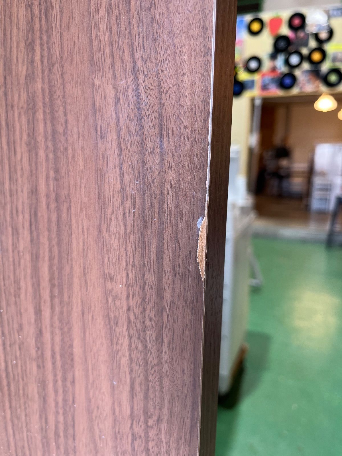 ブラウン 倉庫前