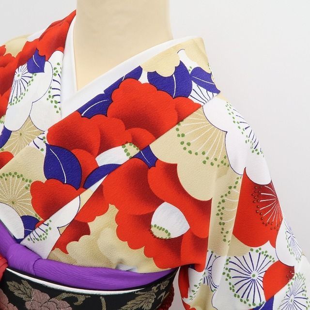 豪華絢爛 節目を祝う椿と梅の花景色