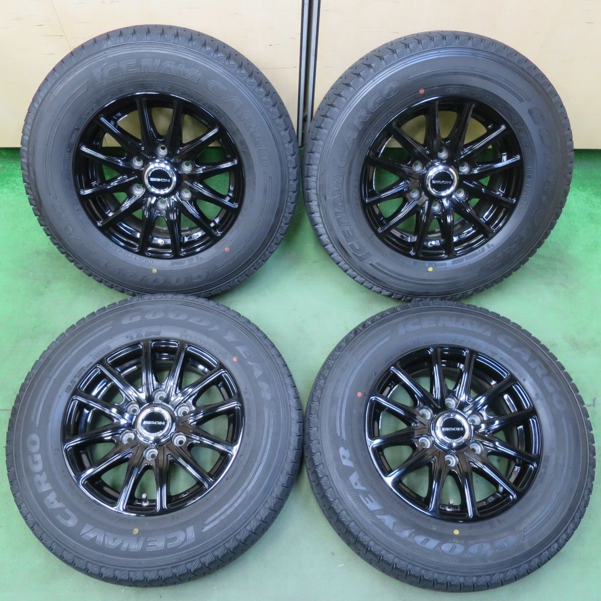 バリ溝 キレイ 9分 200系 ハイエース BISON BN 01 195 80 R 15 107 105 L スタッドレス グッドイヤー アイスナビ カーゴ 15インチ PCD 139 7 6 H 5102502イス