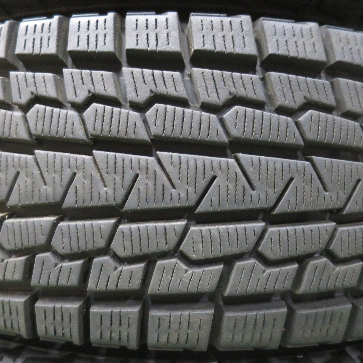  バリ溝 22年 9 5分 スタッドレス 195 80 R 15 107 105 L ヨコハマ アイスガード G 075 タイヤ 15インチ ジムニー シエラ ノマド 等 5102509イスタ 15インチ スタッドレス