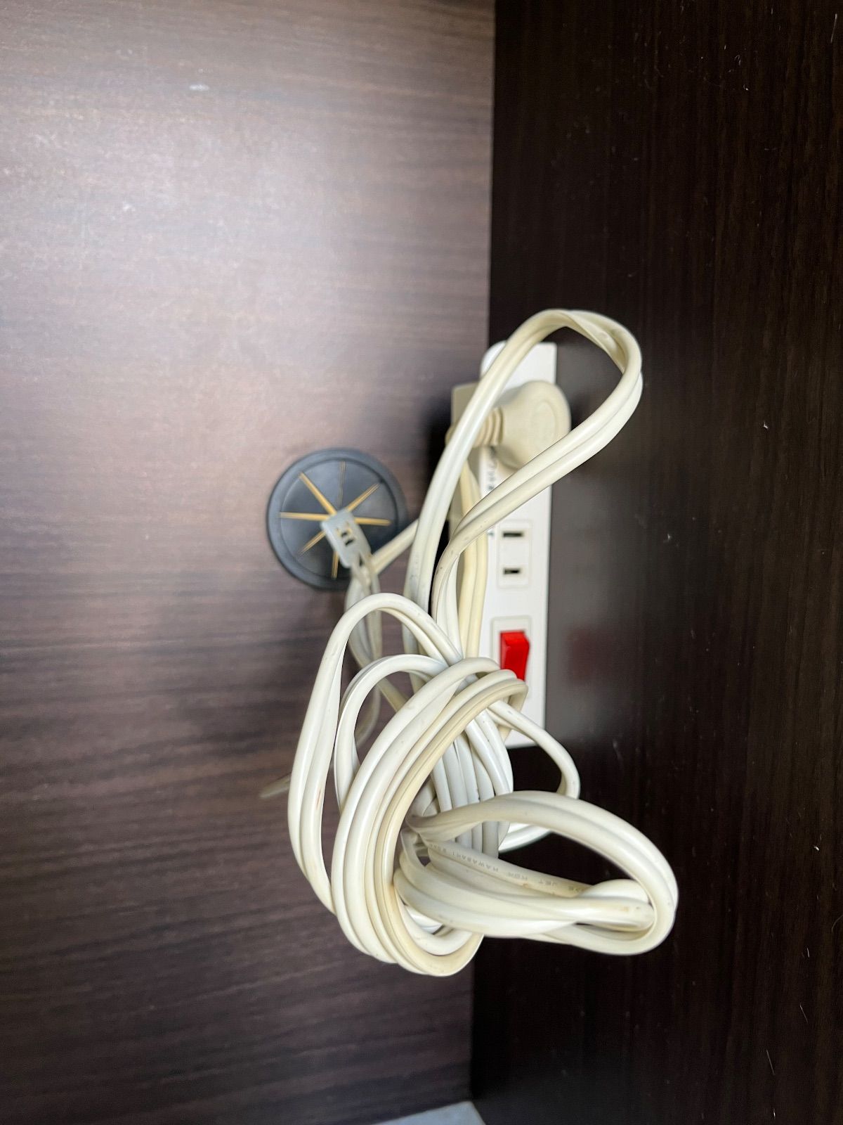 ブラウン 倉庫前