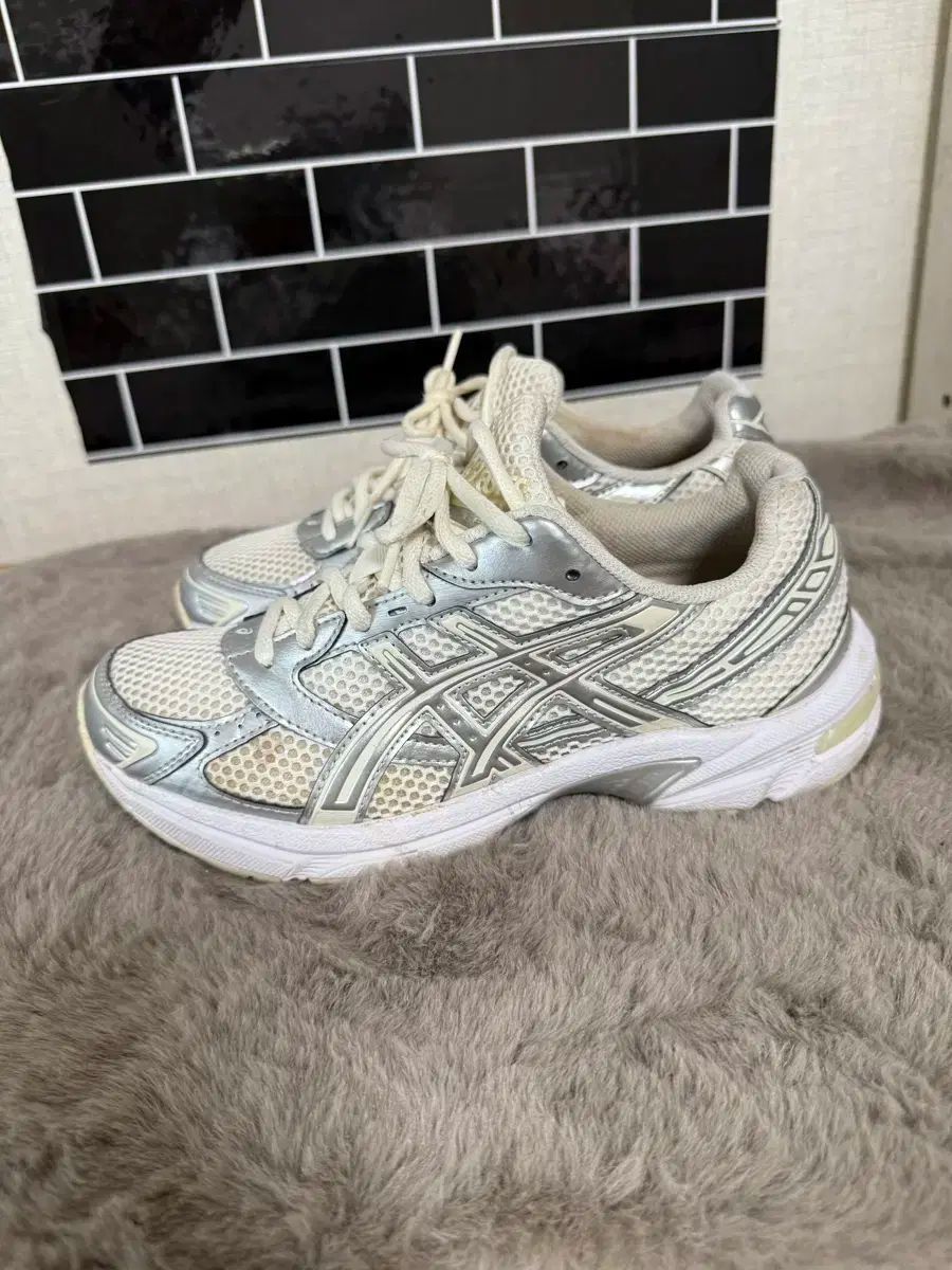 アシックス ランニングシューズ 白 シルバー メッシュ スニーカー