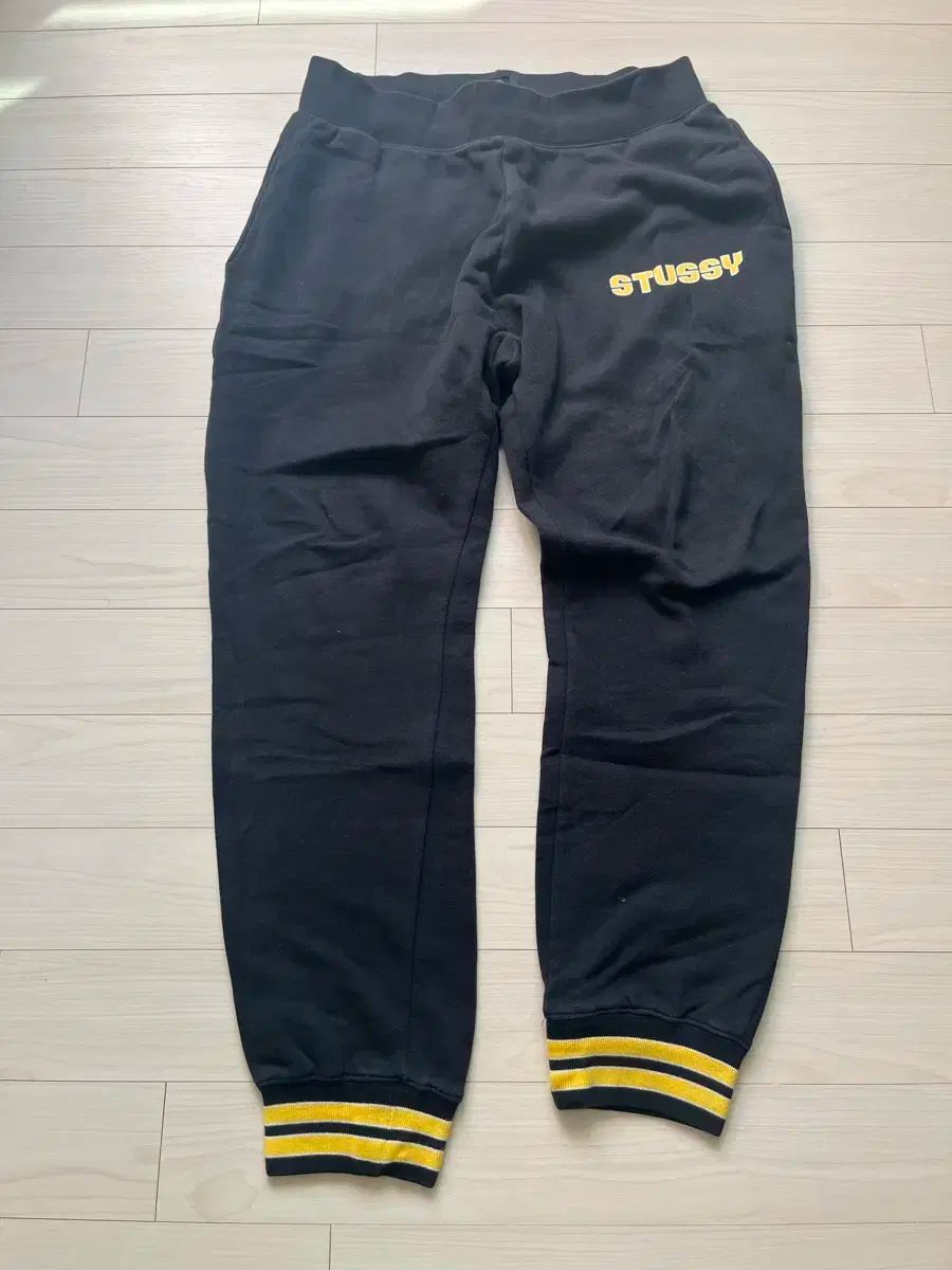 STUSSY ブラック ジョガーパンツ 黄色 LINE