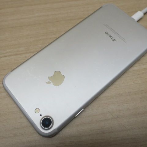 Apple iPhone7 MNCF2J/A 32GB SIMロックなし SIMフリー ジャンク扱い