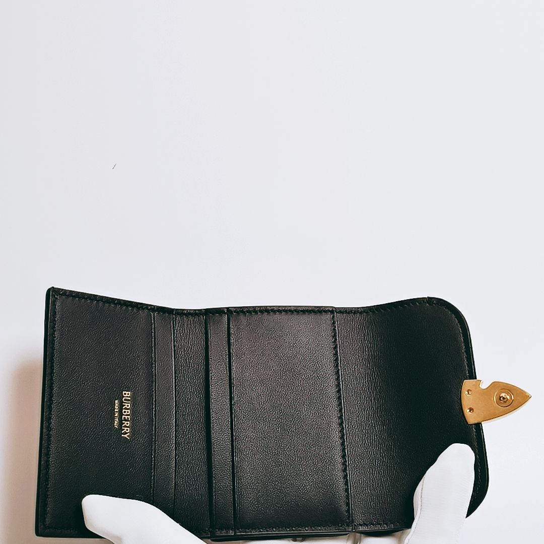 BURBERRY[バーバリー] 三つ折り財布 Black 未使用 メルカリ限定 新品未使用】BURBERRY Bシールド ウォレット 3つ折り財布 小銭入付