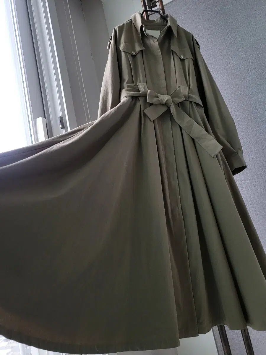カーキ トレンチ