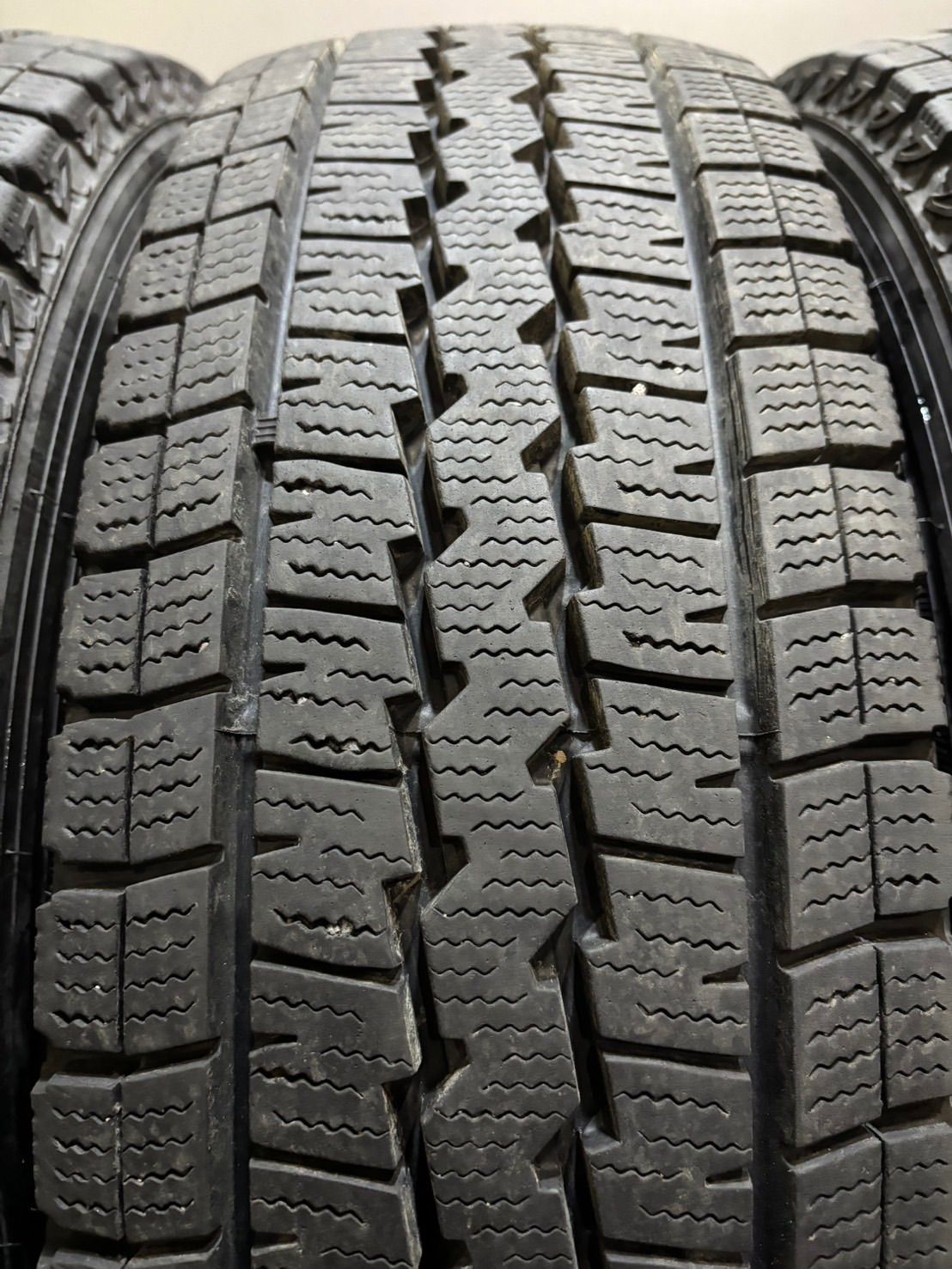 ハイエスDUNLOP スタンドレスタイヤ 195/80R15 2022年製 4本 200系