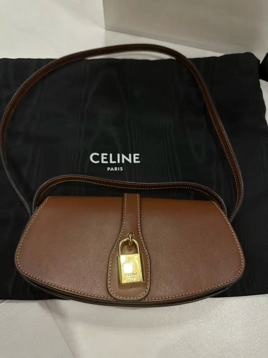 Celine セリーヌ ストラップ クラッチバッグ タン COLOR