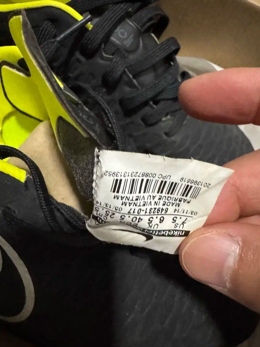 ナイキ マジスタ サッカーシューズ ブラック イェロー hg 255