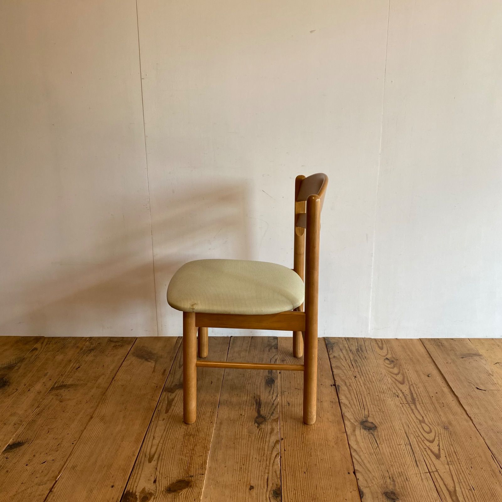 オールド カリモク ダイニングチェア レトロ y153 オールド カリモク ダイニングチェア レトロ y153 - メルカリ