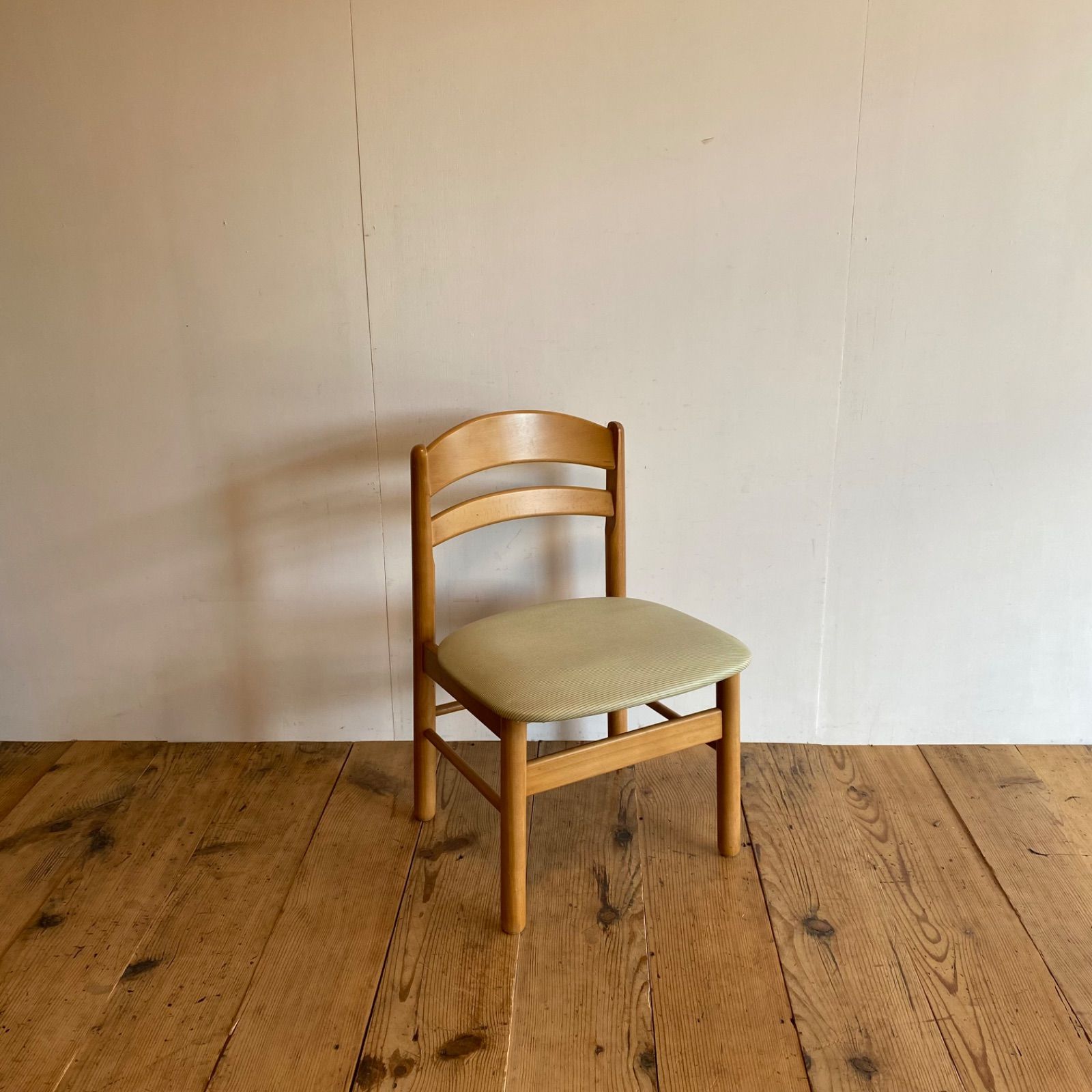 オールド カリモク ダイニングチェア レトロ y153 オールド カリモク ダイニングチェア レトロ y153 - メルカリ