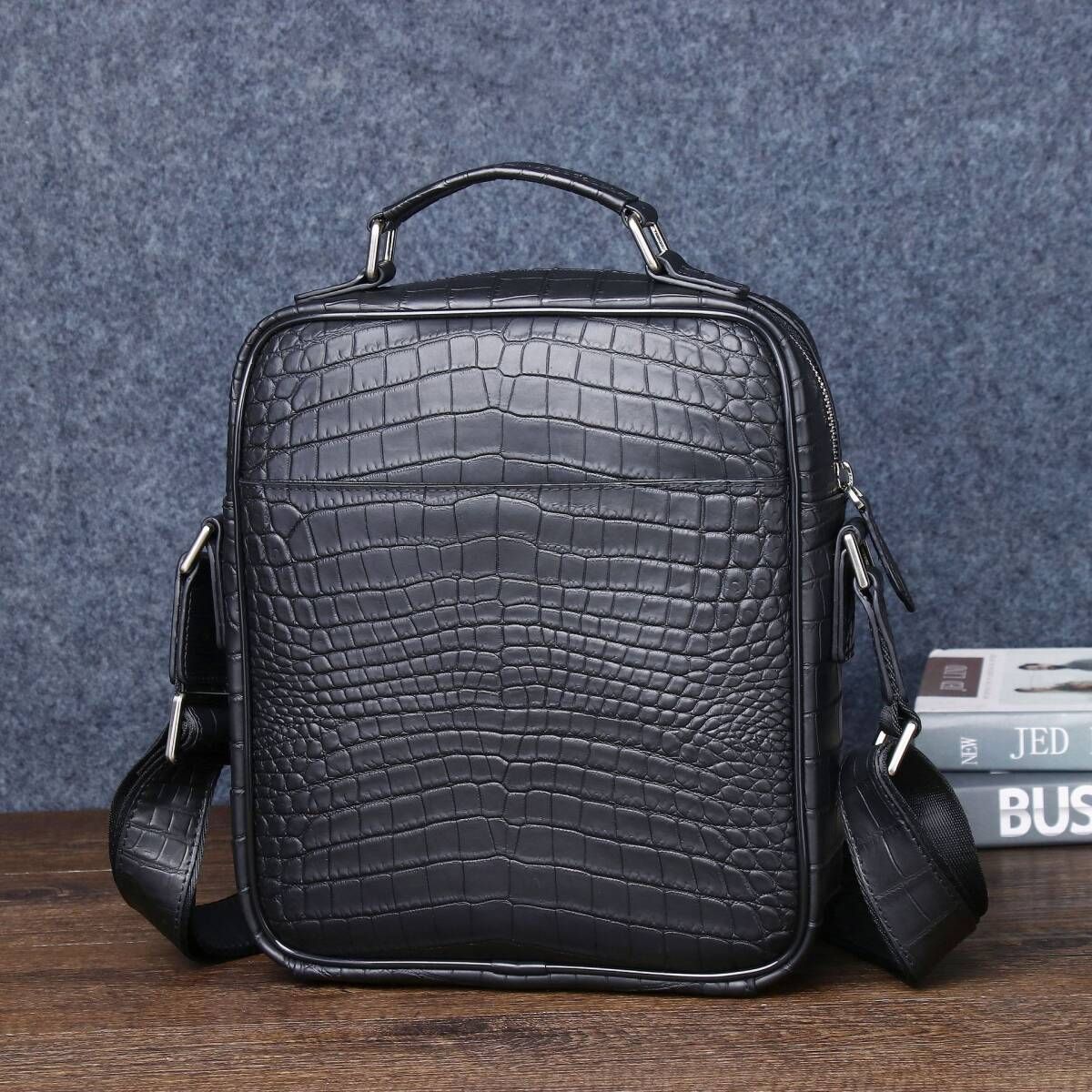 マット仕上げ クロコダイル本革 ワニ革 メンズ ショルダーバッグ 肩掛け メッセンジャーバッグ 斜めがけ 腹部革 センター取り カジュアル