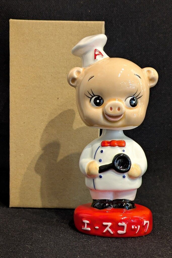 TOYSCLUB 陶器製首振り人形 エースコック こぶたのコック/赤台座/140mm TOYSCLUB 陶器製首振り人形 エースコック こぶたのコック/赤台座/140mm