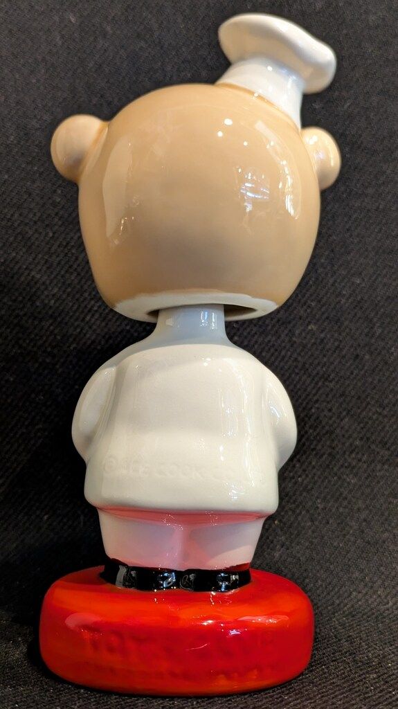 美品 TOYSCLUB エースコック こぶた コック 首振り人形 台座 ロゴあり TOYSCLUB 陶器製首振り人形 エースコック こぶたのコック/赤台座