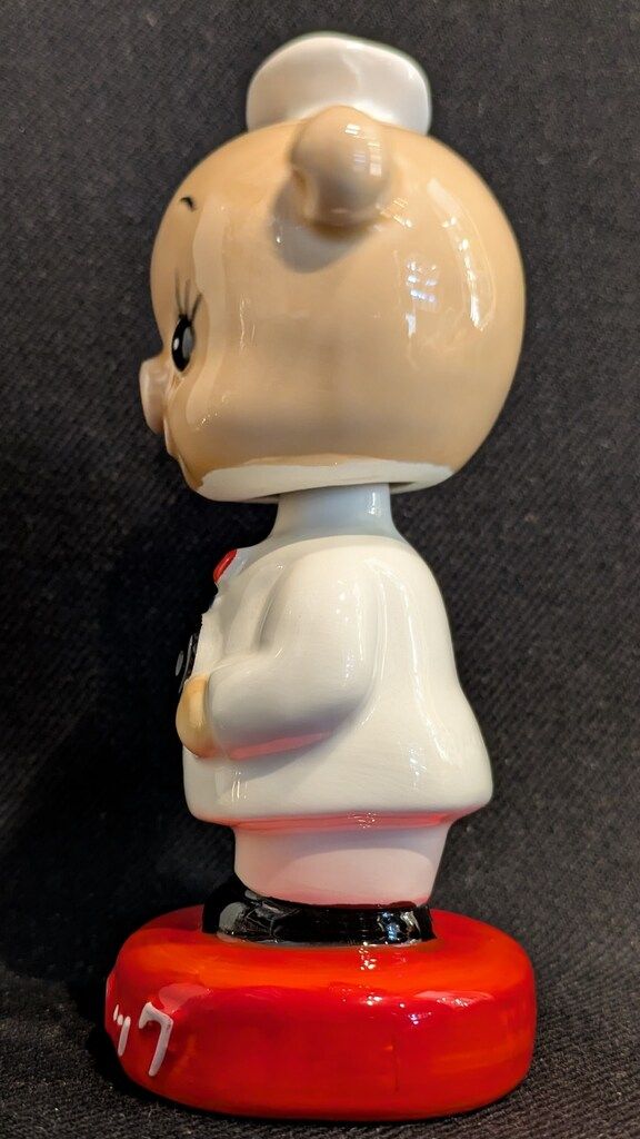 美品 TOYSCLUB エースコック こぶた コック 首振り人形 台座 ロゴあり TOYSCLUB 陶器製首振り人形 エースコック こぶたのコック/赤台座