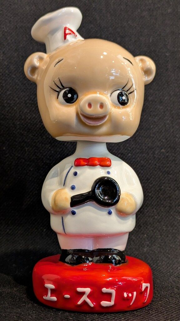 美品 TOYSCLUB エースコック こぶた 首振り人形 陶器製 台座 刻印あり TOYSCLUB 陶器製首振り人形 エースコック こぶたのコック/赤台座/140mm