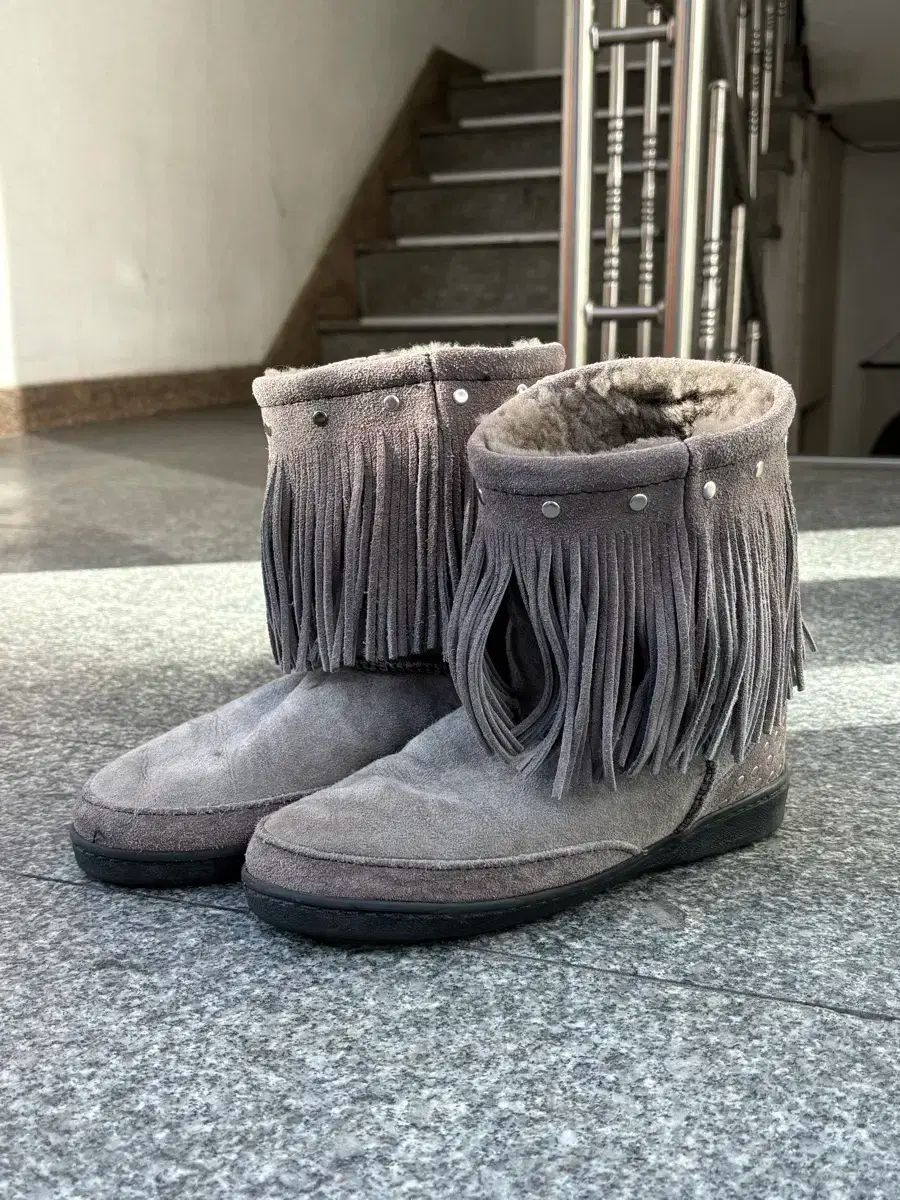 ミネトンカ スウェード フリンジ ブーツ 裏地 ファー
