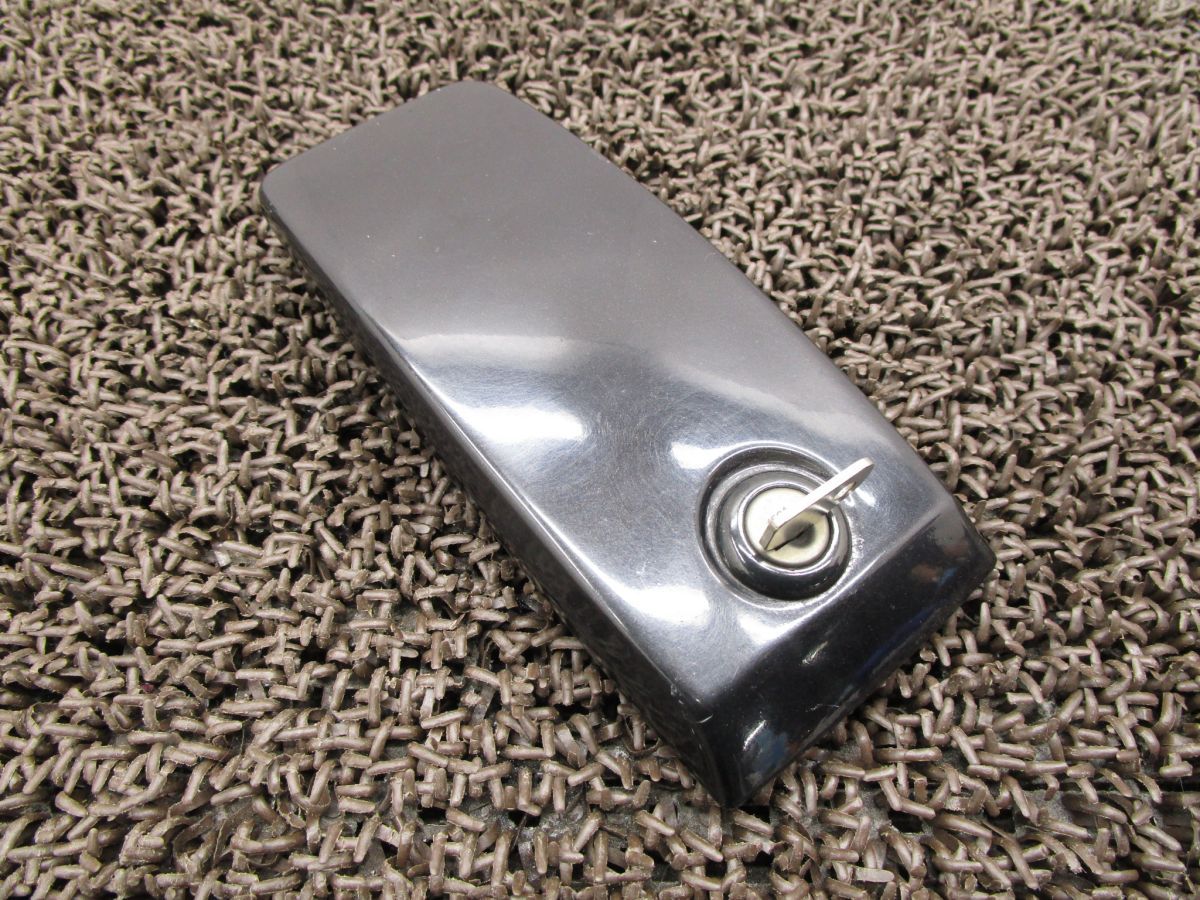 ルマン850 タンクキャップカバー