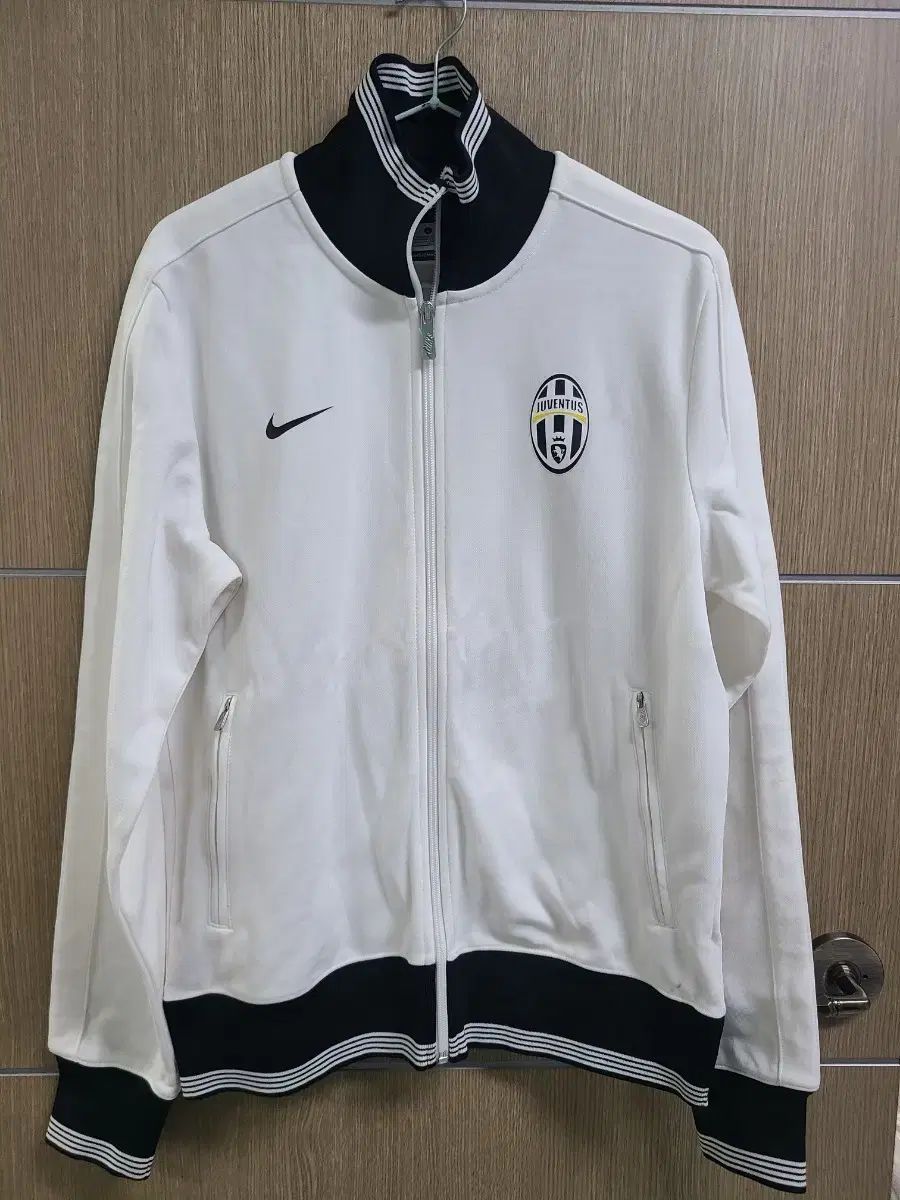 ナイキ ユヴェントス トラックジャージ 白