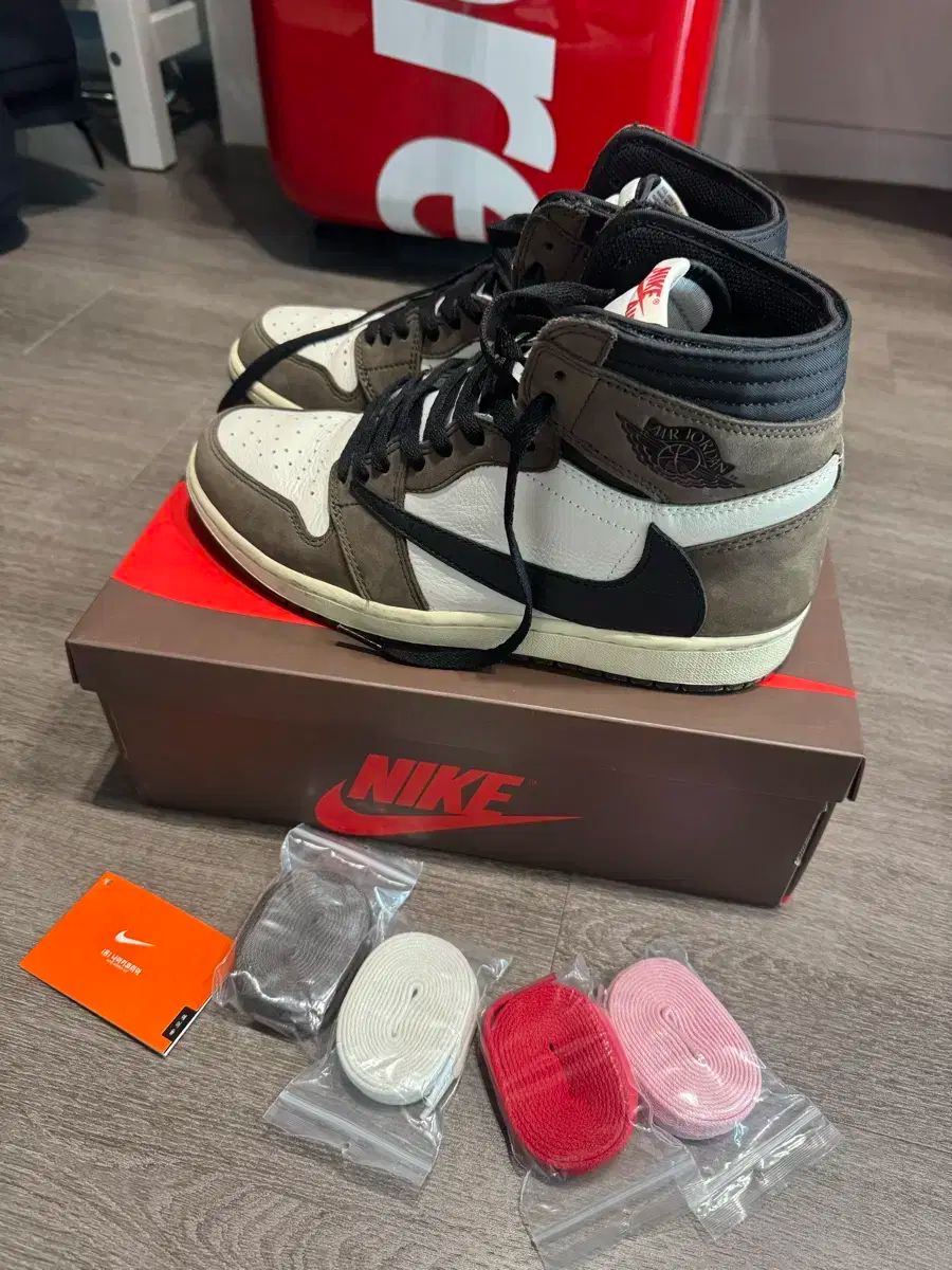 275 ジョーダン1 トラヴィススコット レトロ ハイ OG モカ