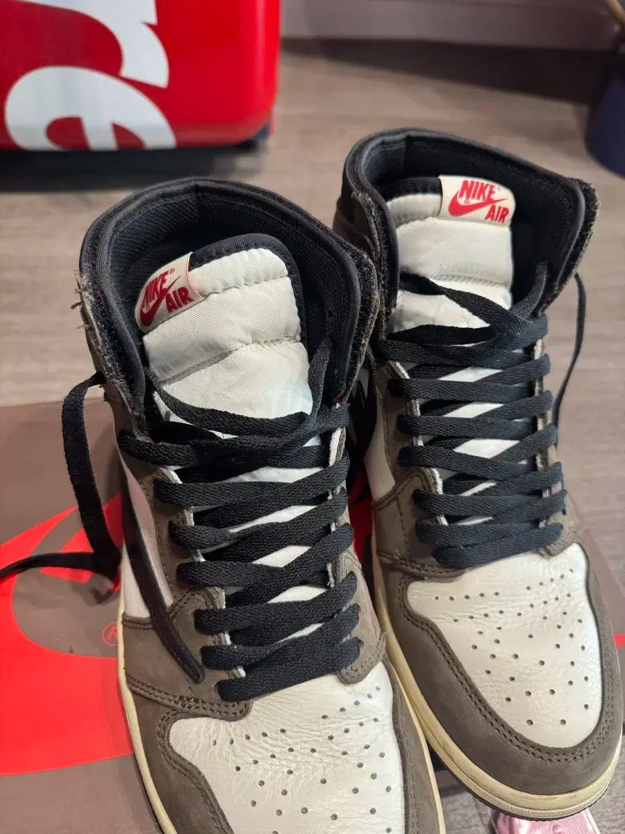 275 ジョーダン1 トラヴィススコット レトロ ハイ OG モカ