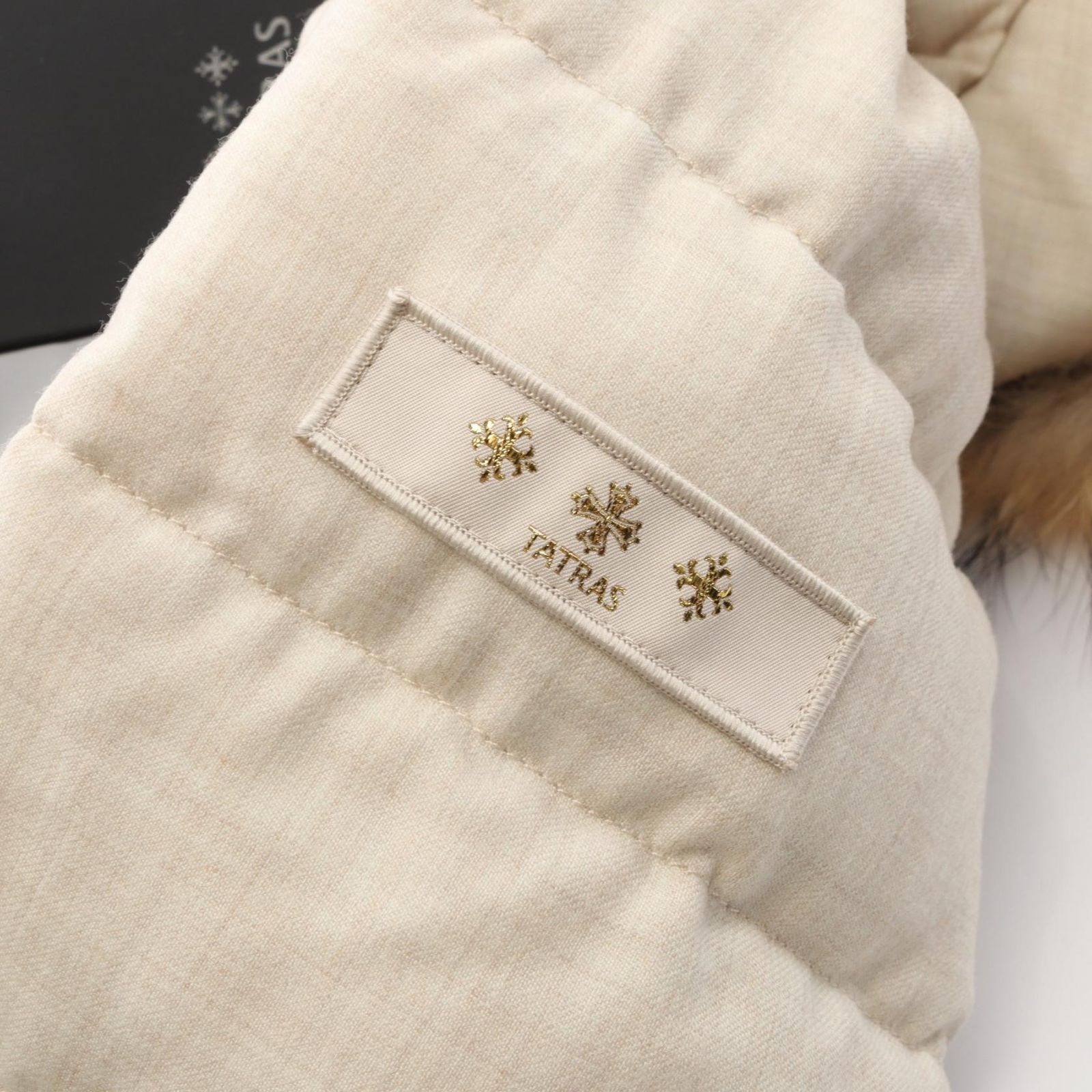 ライトベージュ