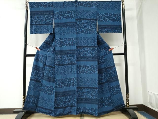 平和屋着物○上質な小紋 藍 型染め 横段吉祥花唐草文 鬼しぼ縮緬 正絹