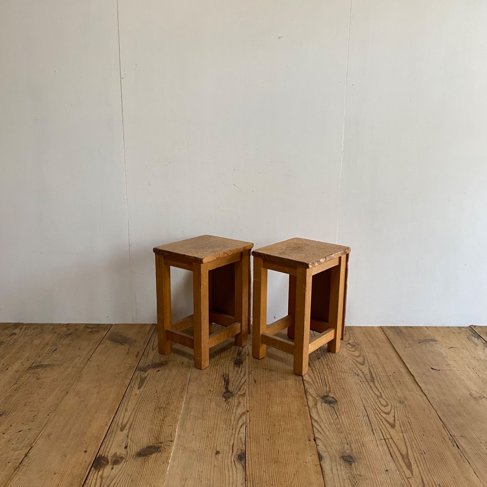 2脚セット アンティーク 角 スツール 椅子 植物台 昭和レトロ y72 MARWIL-DEMENAGEMENTS_CH