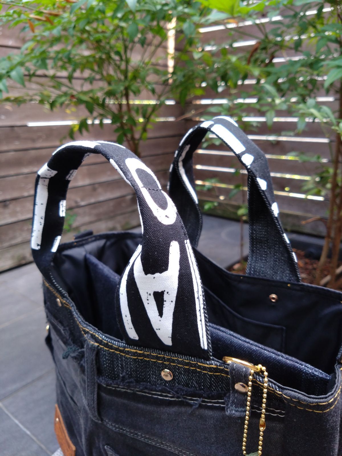 3点セット ️№787 黒DENIM 中仕切り サイドポケット付 ToteBAG⚮̈ お揃いポーチ 紐3点セット ️デニムリメイクトートバッグ モノトーン マザーズバッグ TALLINNNEXPO_COM