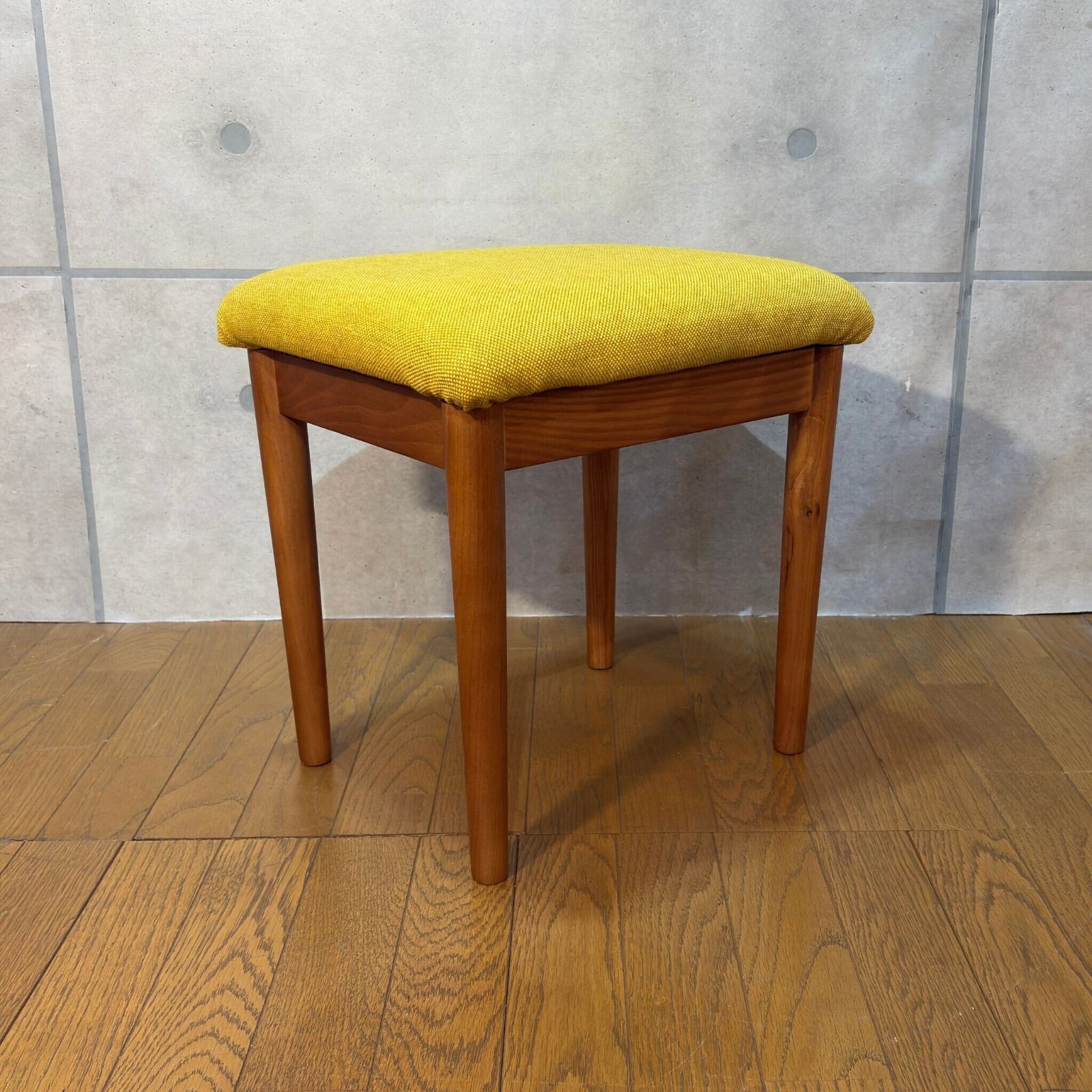 2脚セット アンティーク 角 スツール 椅子 植物台 昭和レトロ y77 2脚セット アンティーク 角 スツール 椅子 植物台 昭和レトロ y77