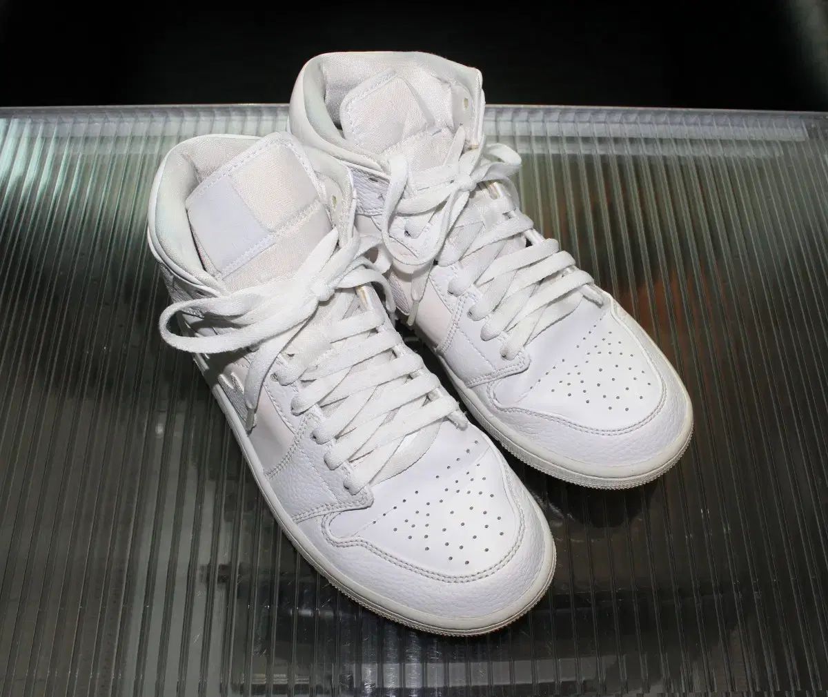 ナイキ ジョーダン1 ミッド トリプルホワイト 260
