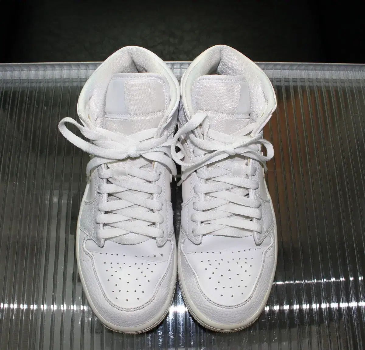 ナイキ ジョーダン1 ミッド トリプルホワイト 260