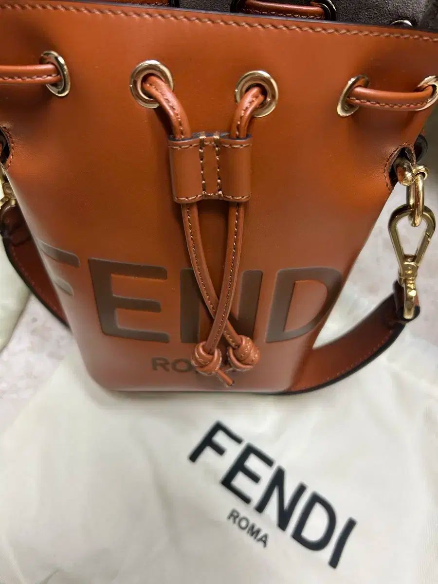 フェンディ 몬트레저 ミニ バケットバッグ