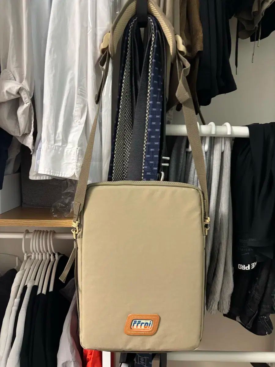  ffroi フロイ ポーチ laptop pouch 14 インチ ベージュ その他ノートPCアクセサリー ノートPC