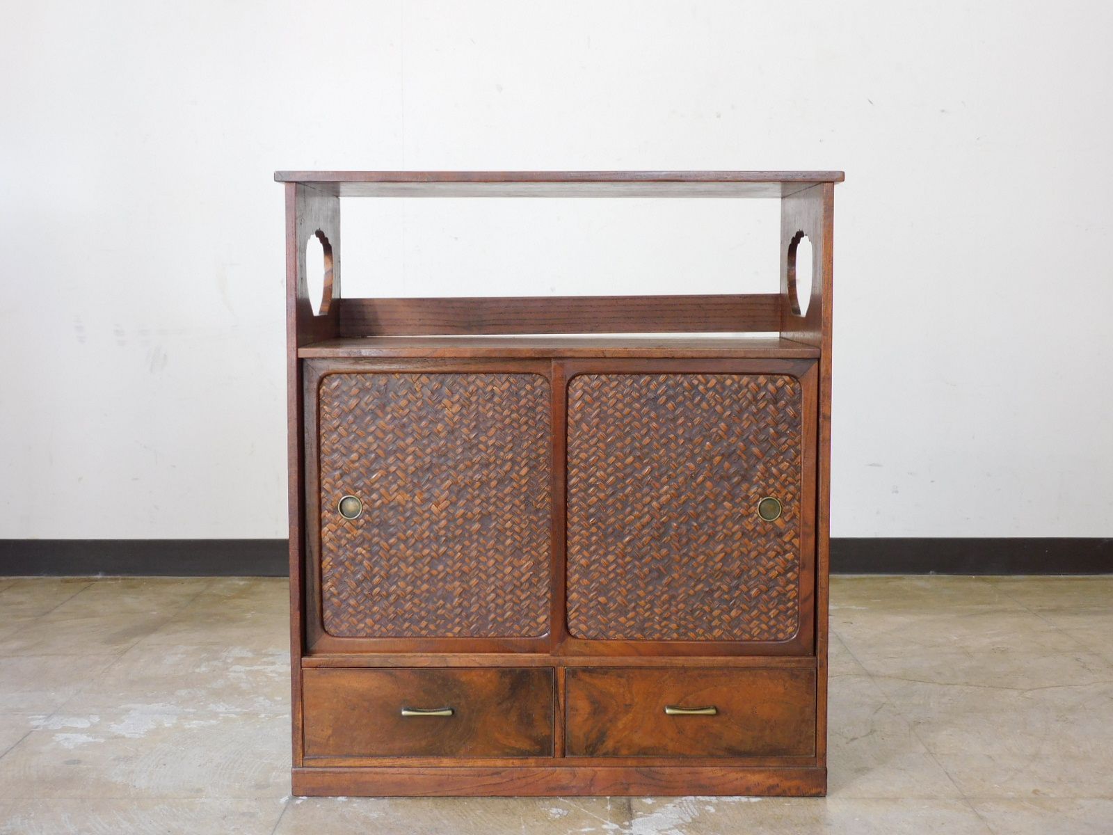 造りのいい 網代の小さな戸棚