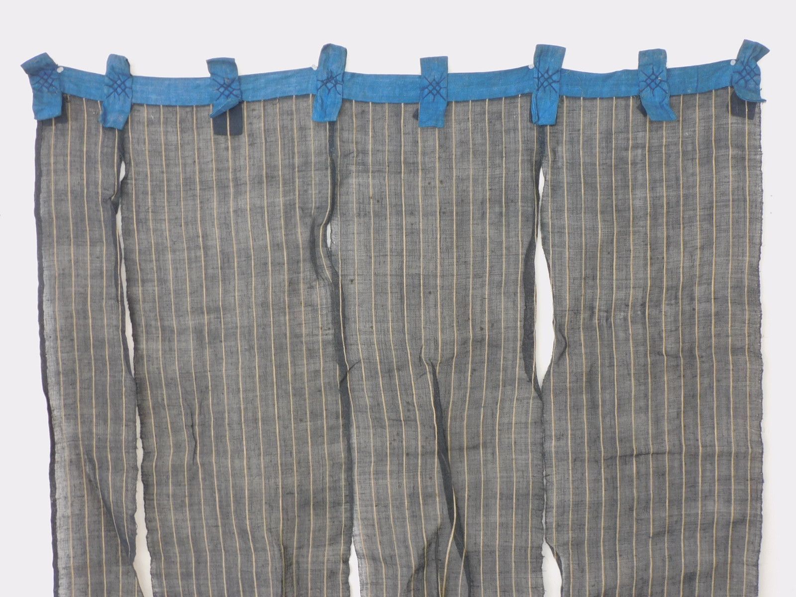 明治期 ふるい麻 のれん 三巾半 縞 HK-a-05654 山形 庄内地方より 本麻 古布 のれん 絣 藍 布団皮 襤褸 BORO