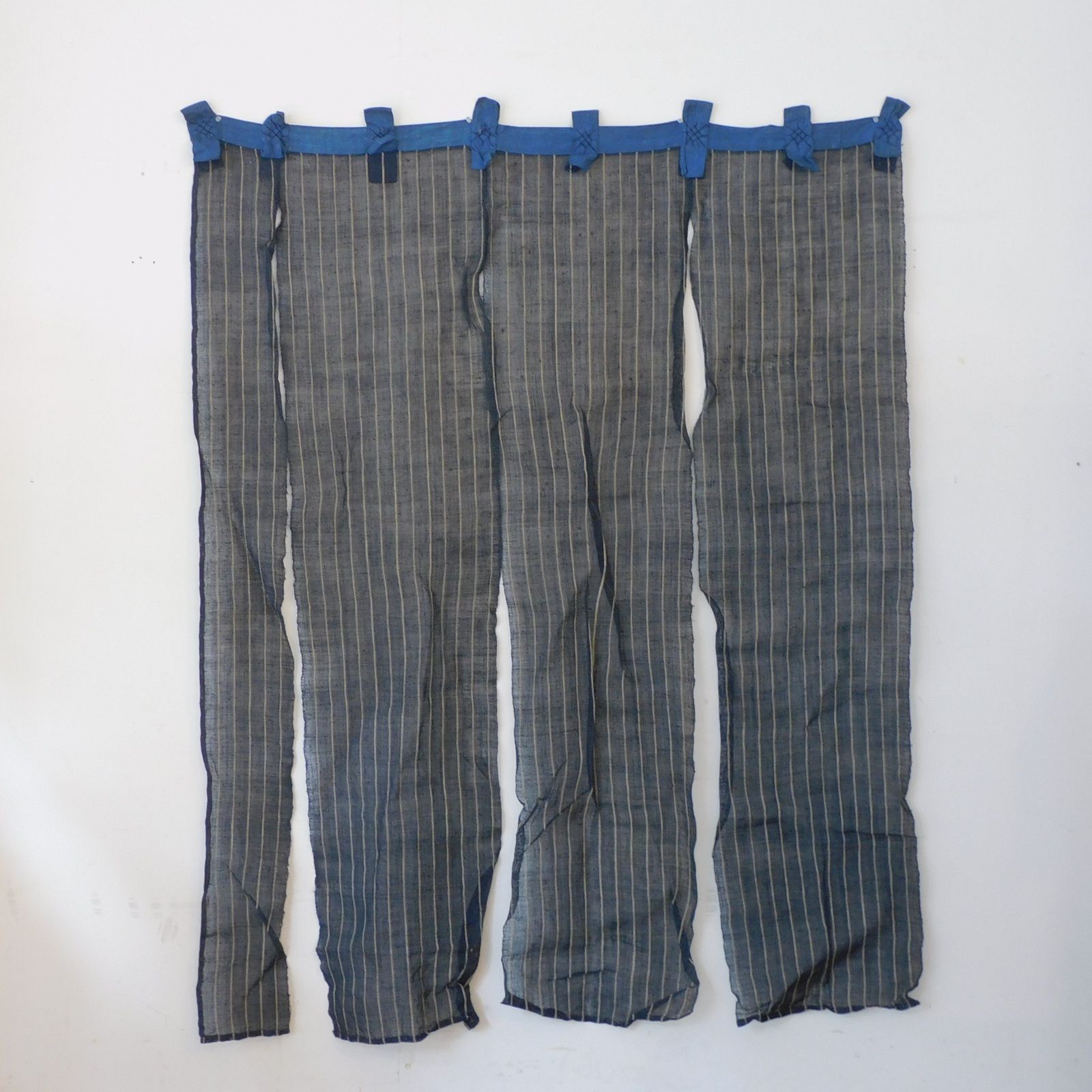 明治期 ふるい麻 のれん 三巾半 縞 HK-a-05654 山形 庄内地方より 本麻 古布 のれん 絣 藍 布団皮 襤褸 BORO