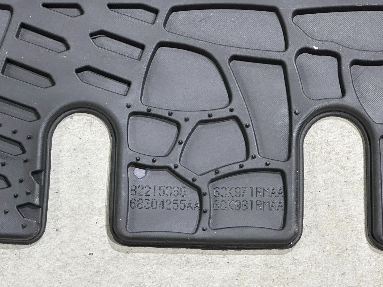 クライスラー JEEP ジープ 純正品 OEM ラングラー アンリミテッド JK 2007年～2017年 オールウェザー フロアマット 3枚セット 82213860 ラバータイプ 品 ⑱ BRIGHTFACE_UK