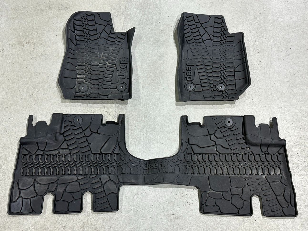 クライスラー JEEP ジープ 純正品 OEM ラングラー アンリミテッド JK 2007年~2017年 オールウェザー フロアマット 3枚セット 82213860 ラバータイプ 品 ⑱