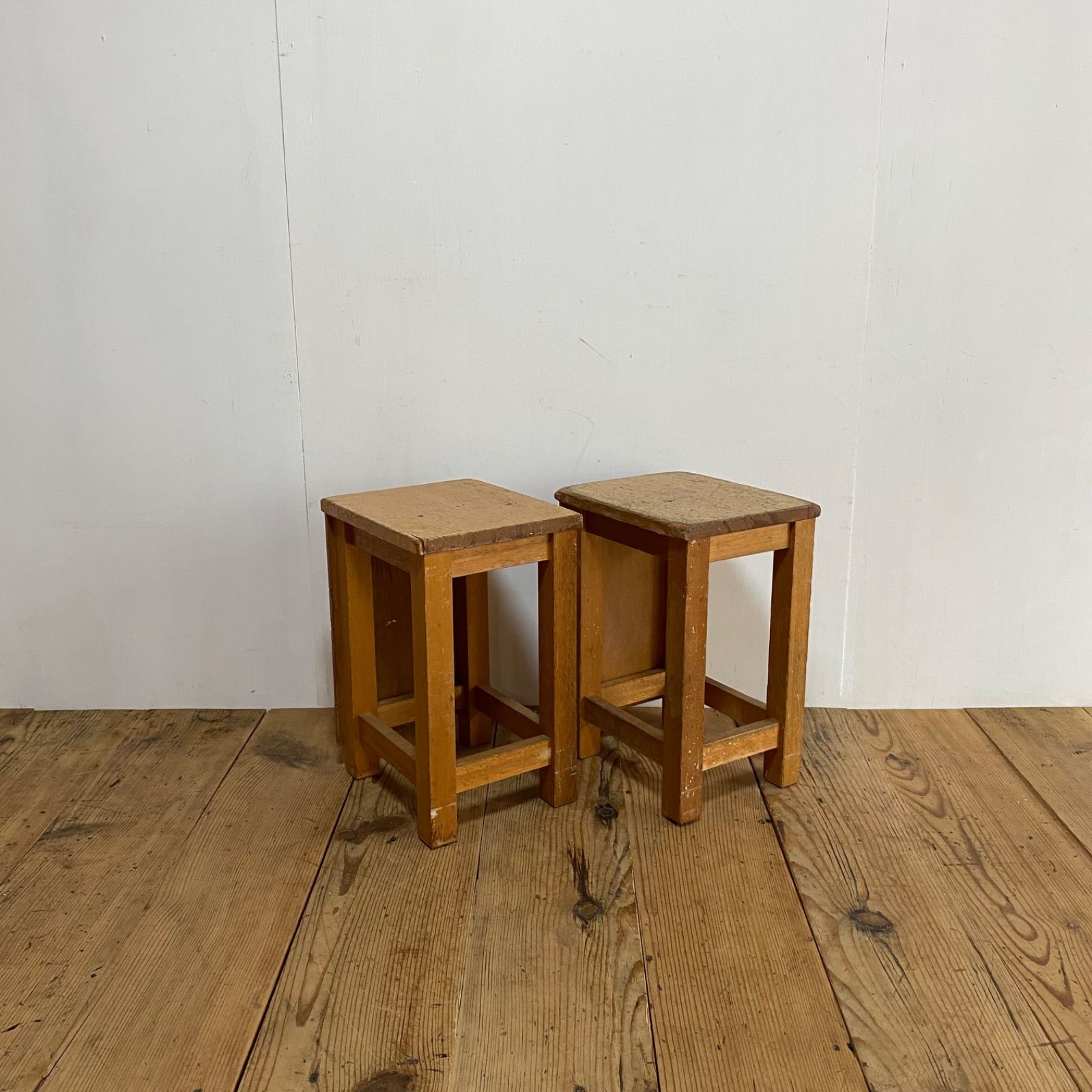 2脚セット アンティーク 角 スツール 椅子 植物台 昭和レトロ y25 2脚セット アンティーク 角 スツール 椅子 植物台 昭和レトロ y25