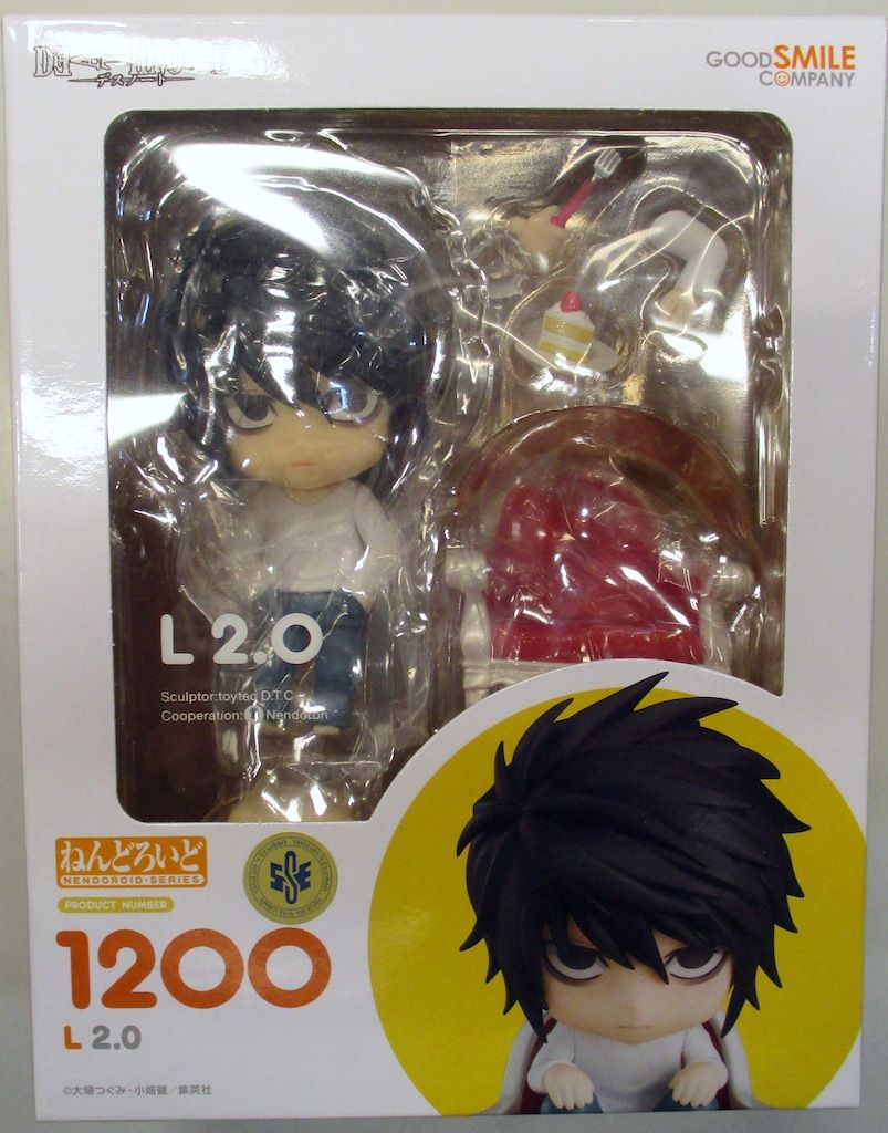 翡翠 ？ 天女 彫刻 とても美しい顔です。木製台座付き 欠けや割れ無し