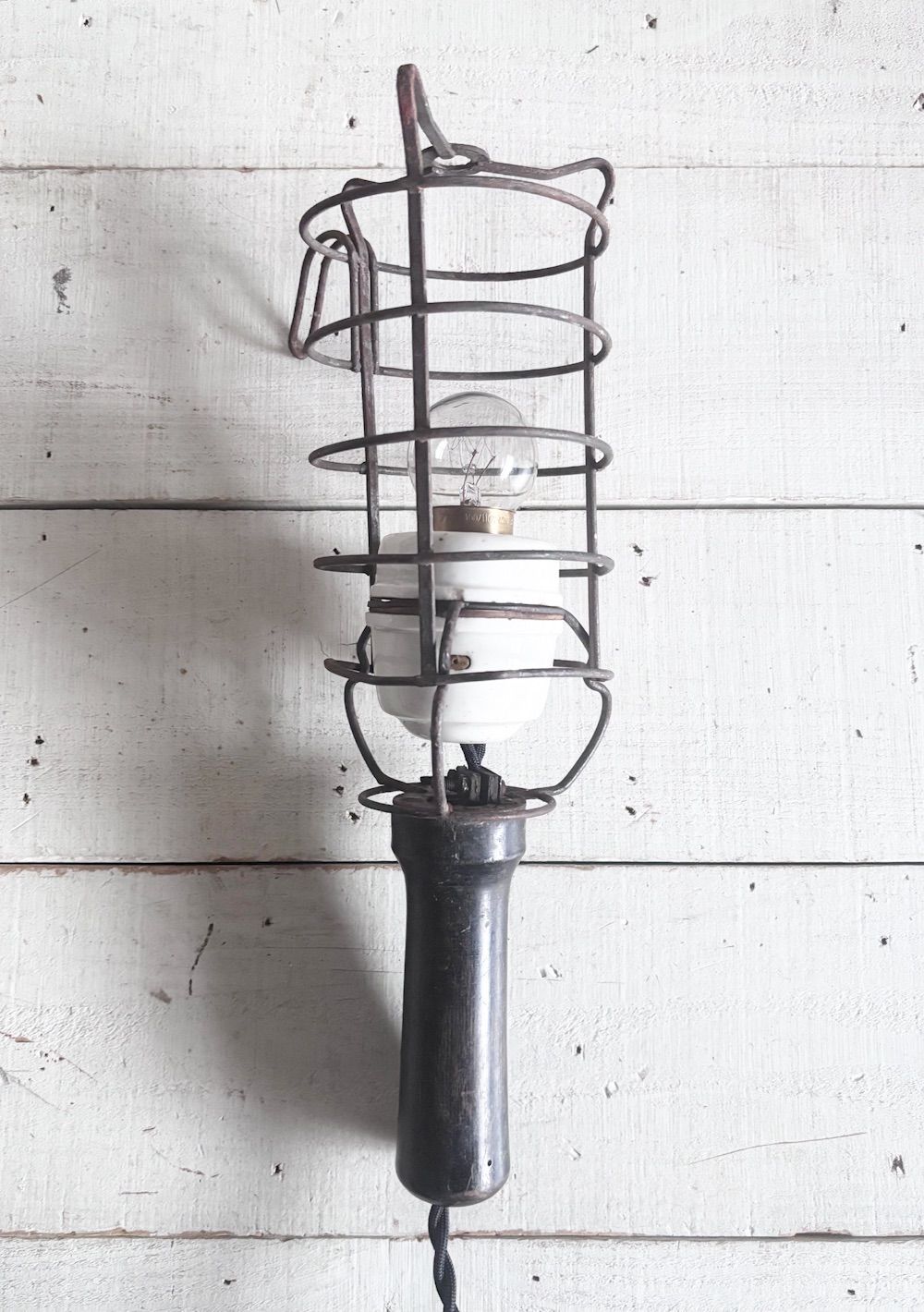 フランスヴィンテージトラブルランプR4 アトリエカフェインテリアショップコーディネートディスプレイ店舗什器室建築内装空間室内装飾照明器具インダストリアルアンティーク工業系フランス古道具壁面装飾西洋骨董