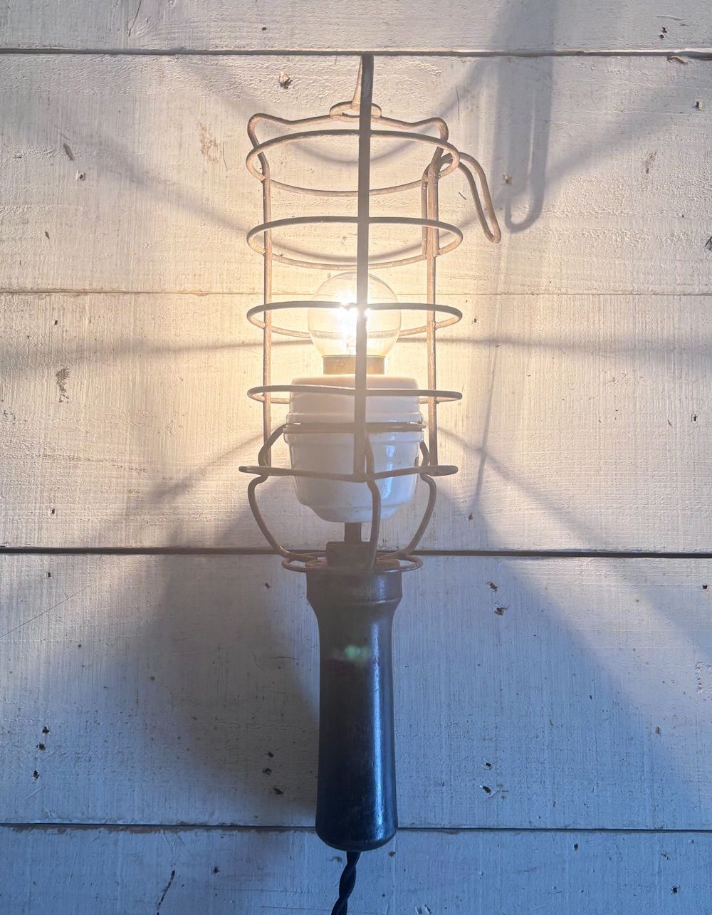 フランスヴィンテージトラブルランプR4 アトリエカフェインテリアショップコーディネートディスプレイ店舗什器室建築内装空間室内装飾照明器具インダストリアルアンティーク工業系フランス古道具壁面装飾西洋骨董