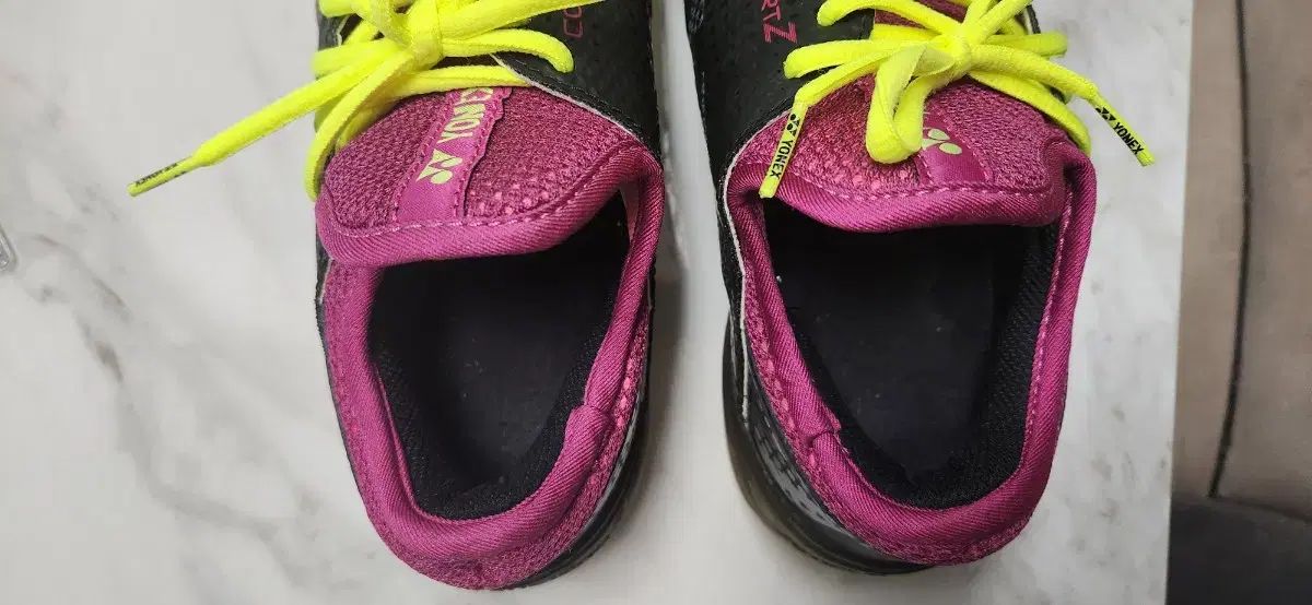 バドミントンシューズ