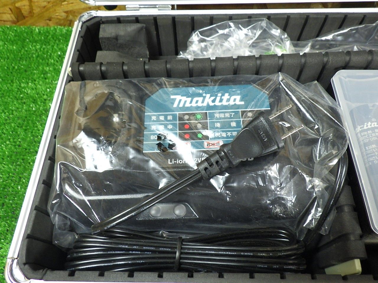 DIYにも マキタ 充電式ペンインパクトドライバ TD 022 D バッテリー2本 充電器 ビット付き 品