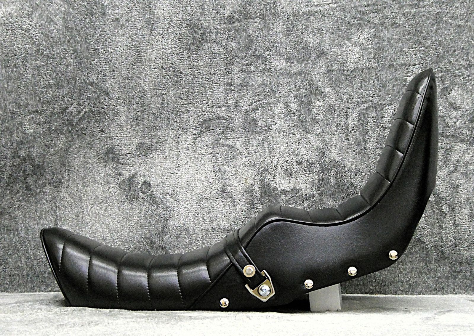 XJ400 鋲打ち 黒皮 チョビ三シート /ブラックXJ400D XJ400Eタック