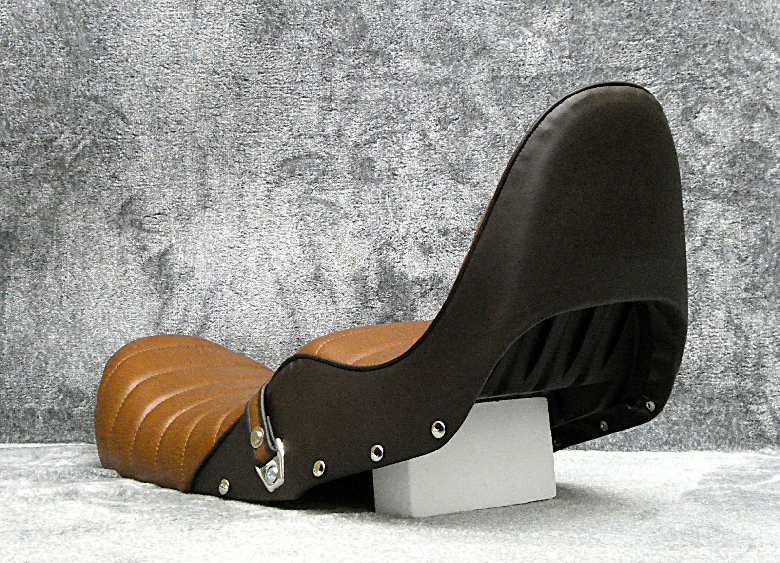 XJ400D アンコ抜き段シート XJ400D アンコ抜き段シート XJ400 鋲打ち 茶ツートン チョビ三シート