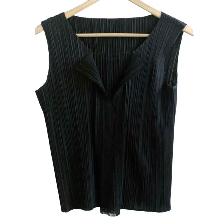 新品同様 プリーツプリーズカットソー袖なし PLEATS PLEASE ISSEY MIYAKE（カットソー(半袖/袖なし)）のフリマ